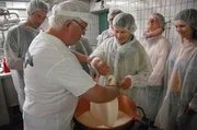 Käser Peter Pfohl (vorne) zeigt den Landfrauen die Käseherstellung. Im Bild v.li. Klaus Bohner, Rosa Bucheli, dahinter Susanne Stein, Julia Maisch und Agnes Schütte.