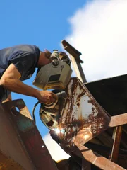 Cousin Mike schwei&szlig;t am F&ouml;rderband fest.