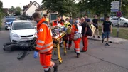 Die Sanitäter des Roten Kreuz in Dachau behandeln einen verletzten Motoradfahrer.