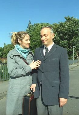 Tres-chens (Ann-Kathrin Kramer, l.) hat f&uuml;r die Sorgen und N&ouml;te ihrer Stammkunden immer ein offenes Ohr - auch f&uuml;r den arbeitslosen Bankangestellten Alfred (Heinrich Schmieder, r.).