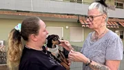 Petra ist seit Kurzem stolzes Frauchen eines Zwergpinscher-Welpen namens Bella. Auf der Gassi-Runde treffen sie Beate, die selbst Hundebesitzerin und ganz hingerissen ist.