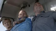 Auf dem Weg den festgenommenen Kriegsverbrecher Victor (Keith Jardine, M.) in die Heimat zu fliegen, stürzt Macs (Lucas Til, l.) und Jacks (George Eads, r.) Helikopter über einem abgelegenen Gebiet in Kasachstan ab. Dabei wird ihre Pilotin verletzt und der Gefangene kann mit Jacks Waffe entkommen ... Auf dem Weg den festgenommenen Kriegsverbrecher Victor (Keith Jardine, M.) in die Heimat zu fliegen, stürzt Macs (Lucas Til, l.) und Jacks (George Eads, r.) Helikopter über einem abgelegenen Gebiet in Kasachstan ab. Dabei wird ihre Pilotin verletzt und der Gefangene kann mit Jacks Waffe entkommen ...