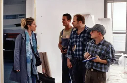 Therese (Ann-Kathrin Kramer, l.) ist doppelt sauer: Erst erh&auml;lt sie von ihrem Vermieter K&ouml;nig eine Abfuhr, und dann entdeckt sie, dass ihre Stammkunden Paul (S&ouml;nke M&ouml;hring, 2.v.l.), Ente (Matthias Klimsa, 2.v.r.) und Gerd (Volker "Zack" Michalowski, r.) ausgerechnet bei K&ouml;nig als Schwarzarbeiter angeheuert haben ...