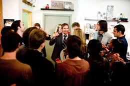 New York an einem 22. Mai: Rob (Michael Stahl-David, M.) feiert mit seinen Freunden eine gro&szlig;e Party, denn am n&auml;chsten Tag will er einen Job im fernen Japan antreten. Doch schon bald wird ihm die Partylaune verhagelt ...