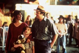 Geschickt eingef&auml;delt: Vada (Anna Chlumsky, M.) freut sich, dass sich ihr Dad (Dan Aykroyd, r.) und die patente Shelly (Jamie Lee Curtis, l.) so gut verstehen ...
