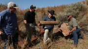 L-R: Joe Langley, Jesse Dodson, Josh Gates und Jamie Dodson untersuchen mögliche Artefakte des Dodson-Lagers.