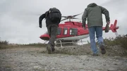 Josh Gates und Rick Gillespi gehen zum Hubschrauber