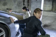 Desi Nguyen (Levy Tran, l.); Angus MacGyver (Lucas Till, r.) Desi Nguyen (Levy Tran, l.); Angus MacGyver (Lucas Till, r.)