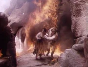 Die finstere Burg der Hexe geht in Flammen auf.