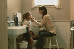 Die kleine Vada (Anna Chlumsky, l.), die ohne Mutter aufw&auml;chst, findet bei allen "weiblichen" Problemen Hilfe bei der netten Shelly (Jamie Lee Curtis, r.) ...