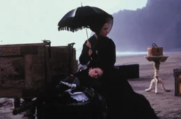 Ada (Holly Hunter) und Tochter Flora (Anna Paquin) warten am Strand von Neuseeland auf Adas neuen Ehemann Alistair Stewart.