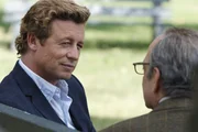 Als die Kellnerin Michelle Karp mit durchschnittener Kehle tot aufgefunden wird, beginnt Patrick (Simon Baker, l.) sofort mit den Ermittlungen und st&ouml;&szlig;t dabei auf James Panzer (David Paymer, r.). Doch hat er etwas damit zu tun?