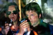 Die Kommissare Behrends (Hannes Hellmann, l.) und Jupp (Uwe Fellensiek, r.) beobachten mit einem Teleobjektiv die vermeintliche Drogenübergabe.