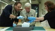 L-R: Josh Gates, Rick Gillespi und Lori Temple untersuchen ein Artefakt, das vom Weißen Vogel stammen könnte.