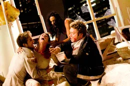 Rob (Michael Stahl-David, l.), Lily (Jessica Lucas, 2.v.r.) und Hud (T.J. Miller, r.) gelingt es, Beth (Odette Yustman, 2.v.l.) aus ihrer misslichen Lage zu befreien. Doch weil das Monster weiter w&uuml;tet, erw&auml;gt die Regierung, ganz Manhattan zu zerst&ouml;ren ...