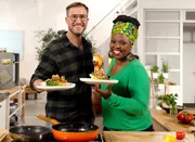 Schwarzwälder Lässigkeit trifft auf kenianisches Temperament. Carol Mühlenbrock, leidenschaftliche Köchin aus Schermbeck, überrascht Gastgeber Sören Anders (li.) mit einem wirklich einfach zuzubereitenden traditionellen, afrikanischen Reisgericht aus ihrer Heimat Kenia.