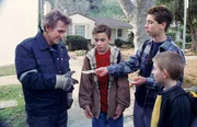 Malcolm (Frankie Muniz, 2.v.l.), Reese (Justin Berfield, 2.v.r.) und Dewey (Erik Per Sullivan, r.) kaufen dem M&uuml;llmann (Clement Blake, l.) ein altes Mini-Bike ab.