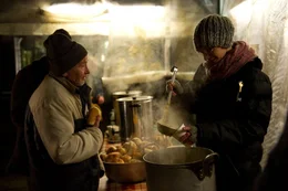 L-R: Taxman (Anthony Morris) und Nonne Cristina (Agata Buzek)