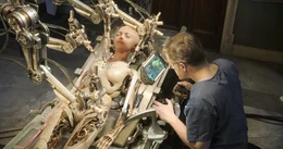 Alita (Rosa Salazar, l.); Dr. Ido (Christoph Waltz, r.)