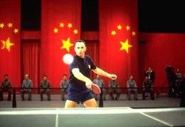 Dank seiner l&auml;uferischen F&auml;higkeiten hat Forrest (Tom Hanks) ein bewegtes Leben: Als Weltklasse-Tischtennisspieler darf er sogar als erster US-B&uuml;rger in die Volksrepublik China einreisen, um dort an einem Turnier teilnehmen zu k&ouml;nnen ...