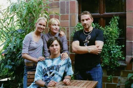 Werden sie doch noch eine Familie? Die Zwillinge Luisa (Katharina Ursinus, l.) und Lukas (Tim O. Schultz, vorne), Katrin (Anica Dobra, hinten M.) und Frank (Richy M&uuml;ller, r.), der ihr Leben ganz sch&ouml;n durcheinanderbringt ...