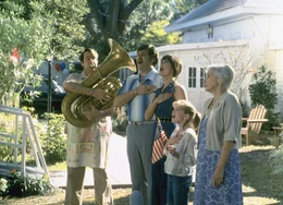 Feier: Dan Aykroyd als Harry Sultenfuss, Richard Masur als Phil Sultenfuss, Jamie Lee Curtis als Shelly DeVoto, Anna Chlumsky als Vada Sultenfuss, Ann Nelson als Gramoo Sultenfuss (Copyright SRF)
