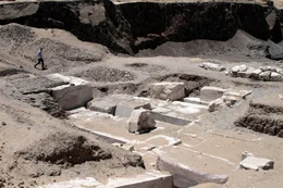In der kargen W&uuml;ste Nord-&Auml;gyptens entdeckte ein Forschungsteam eine Pyramide mit einer versiegelten Grabkammer. Wenn Arch&auml;ologen sie &ouml;ffnen, kommt ein antiker Tatort zum Vorschein.