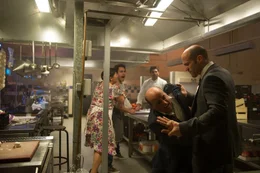 Joey Jones (Jason Statham, r.)
