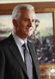 Victor Lang (John Slattery) hat ein Auge auf Gabrielle geworfen. Um sie kennen zu lernen, fährt er mit seinem Wagen den ihren an und überreicht der aufgebrachten Gabrielle schließlich einen nicht unterschriebenen Scheck, damit sie sich wiedersehen müssen ... Victor Lang (John Slattery) hat ein Auge auf Gabrielle geworfen. Um sie kennen zu lernen, fährt er mit seinem Wagen den ihren an und überreicht der aufgebrachten Gabrielle schließlich einen nicht unterschriebenen Scheck, damit sie sich wiedersehen müssen ...