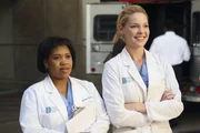 L-P: Dr. Miranda Bailey (Chandra Wilson), Dr. Izzie Stevens (Katherine Heigl) L-P: Dr. Miranda Bailey (Chandra Wilson), Dr. Izzie Stevens (Katherine Heigl)