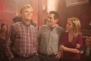 Frank Dunphy (Fred Willard), Phil Dunphy (Ty Burrell), Claire Dunphy (Julie Bowen) Frank Dunphy (Fred Willard), Phil Dunphy (Ty Burrell), Claire Dunphy (Julie Bowen)