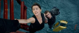 Mit letzter Kraft h&auml;lt sich Sarah (Emilia Clarke, l.) fest. Schaffen es sie und Kyle (Jai Courtney, r.), die Zukunft zu ver&auml;ndern?