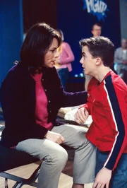 Lois (Jane Kaczmarek, l.) und Malcolm (Frankie Muniz, r.) finden den Aufenthalt in der Schulturnhalle unausstehlich  ...