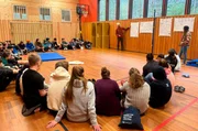 Flo von der Huskyfarm informiert die Schülerinnen und Schüler über die wichtigsten Dinge zur bevorstehenden Husky Tour nach Kvinen. Weiteres Bildmaterial finden Sie unter www.br-foto.de. Flo von der Huskyfarm informiert die Schülerinnen und Schüler über die wichtigsten Dinge zur bevorstehenden Husky Tour nach Kvinen. Weiteres Bildmaterial finden Sie unter www.br-foto.de.