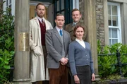 James Herriot (Nicholas Ralph, 2.v.l) findet Arbeit als Tierarzt in der Praxis von Siegfried Farnon (Samuel West, l). Mit in der Praxis sind Tristan Farnon (Callum Woodhouse) und Mrs Hall (Anna Madeley). James Herriot (Nicholas Ralph, 2.v.l) findet Arbeit als Tierarzt in der Praxis von Siegfried Farnon (Samuel West, l). Mit in der Praxis sind Tristan Farnon (Callum Woodhouse) und Mrs Hall (Anna Madeley).