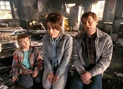 Dewey (Erik Per Sullivan, li.), Lois (Jane Kaczmarek) und Hal (Bryan Cranston) haben einen Wohnungsbrand verursacht.