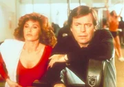 Der Neffe von Max eröffnet ein Fitness-Center, auf das wenig später ein Überfall verübt wird. Nur eine scheinbar wertlose Hantel wird gestohlen. Jonathan (Robert Wagner, r.) und Jennifer (Stefanie Powers, l.) suchen den wahren Grund ... Der Neffe von Max eröffnet ein Fitness-Center, auf das wenig später ein Überfall verübt wird. Nur eine scheinbar wertlose Hantel wird gestohlen. Jonathan (Robert Wagner, r.) und Jennifer (Stefanie Powers, l.) suchen den wahren Grund ...