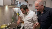 Starkoch Ali G&uuml;ng&ouml;rm&uuml;s (links) und der passionierte Hobbykoch Matthias Klein.