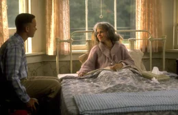 Von seiner Mutter (Sally Field, r.) r&uuml;ckhaltlos unterst&uuml;tzt, macht sich der geistig ein wenig zur&uuml;ckgebliebene Forrest Gump (Tom Hanks, l.) daran, die Welt zu erobern ...