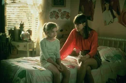 In der lebensfrohen Shelly (Jamie Lee Curtis, r.) findet Vada (Anna Chlumsky, l.) allm&auml;hlich die Geborgenheit, nach der sie sich immer gesehnt hat &ndash; jemanden, der sie versteht.