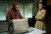 Brennan (Emily Deschanel, r.) und Hodgins (TJ Thyne) bleibt nur wenig Zeit, um den entführten Booth zu finden und so sein Leben zu retten. Brennan (Emily Deschanel, r.) und Hodgins (TJ Thyne) bleibt nur wenig Zeit, um den entführten Booth zu finden und so sein Leben zu retten.