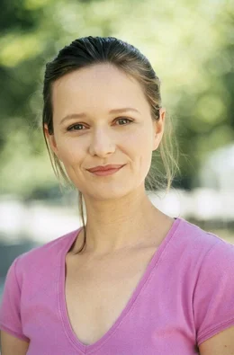 Fast drei&szlig;ig, aber noch immer Single. Da erh&auml;lt Charlotte (Stefanie Stappenbeck) einen eigenartigen Anruf aus Italien ...
