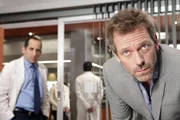 Das Verhältnis zwischen Dr. Chris Taub (Peter Jacobson, l.) und Dr. House (Hugh Laurie, r.) ist sehr angespannt, was sie auch vor den Patienten nicht verbergen können ...