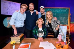 In dieser Comedy-Show wird der allt&auml;gliche Wahnsinn in deutschen Kinderzimmern, Kinderg&auml;rten oder auf Schulh&ouml;fen satirisch unter die Lupe genommen. Mirja Boes (vorn, Mitte) und ihre G&auml;ste nehmen kein Blatt vor den Mund, egal ob es um Helikopter-Eltern, rotzfreche Kinder, Erziehungsratgeber oder um das marode Bildungssystem geht. Mit dabei sind: Herr Schr&ouml;der (l), Lisa Feller (r), Maxi Gstettenbauer (2.v.l.) und Jan van Weyde. Gemeinsam mit den Erziehungsberechtigten im Publikum bilden sie eine Art "Eltern- und Selbsthilfegruppe" und arbeiten sich an den typischen Kinder- und Jugendthemen humoristisch ab.