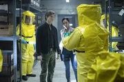 Angus MacGyver (Lucas Till, l.); Desi Nguyen (Levy Tran, r.) Angus MacGyver (Lucas Till, l.); Desi Nguyen (Levy Tran, r.)