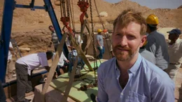 In der kargen W&uuml;ste Nord-&Auml;gyptens entdeckte ein Forschungsteam eine Pyramide mit einer versiegelten Grabkammer. Wenn Arch&auml;ologen sie &ouml;ffnen, kommt ein antiker Tatort zum Vorschein.