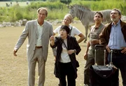 Die Papageien-Dame Lora ignoriert die Rufe von Klara Schuster (Christel Peters, vorne). Auch Zoodirektor Dr. Fährmann (Michael Lesch, links), die Tierpfleger Anett (Anna Bertheau) und Conrad (Thorsten Wolf) und Professor Baumgart (Gunter Schoß, rechts) können den exotischen Vogel nicht aus den Wipfeln der Afrikasavanne herauslocken.