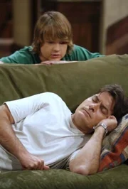 Alans Sohn Jake (Angus T. Jones, oben) hat inzwischen seinen Lernführerschein und braucht einen Erwachsenen, um Auto fahren zu dürfen. Er denkt an Charlie (Charlie Sheen, unten), doch wird er seinem Neffen den Gefallen tun? Alans Sohn Jake (Angus T. Jones, oben) hat inzwischen seinen Lernführerschein und braucht einen Erwachsenen, um Auto fahren zu dürfen. Er denkt an Charlie (Charlie Sheen, unten), doch wird er seinem Neffen den Gefallen tun?
