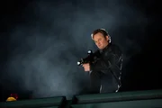 Als John (Jason Clarke) klar wird, dass ein T-800 in die Vergangenheit gereist ist, um seine Mutter Sarah auszul&ouml;schen, setzt er alles daran den Terminator davon abzuhalten ...