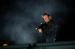 Als John (Jason Clarke) klar wird, dass ein T-800 in die Vergangenheit gereist ist, um seine Mutter Sarah auszul&ouml;schen, setzt er alles daran den Terminator davon abzuhalten ...
